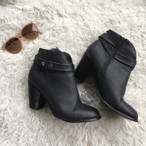 Black bootie/ heeled shoes